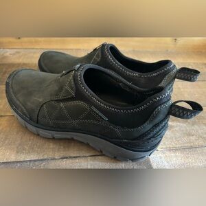 Clark’s women’s Wave Walk slip ons, black, size 7.5